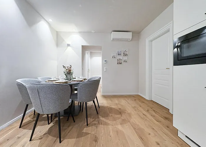 1 Bdr - Emerald, Right Near Schoenbrunn Palace Apartment
