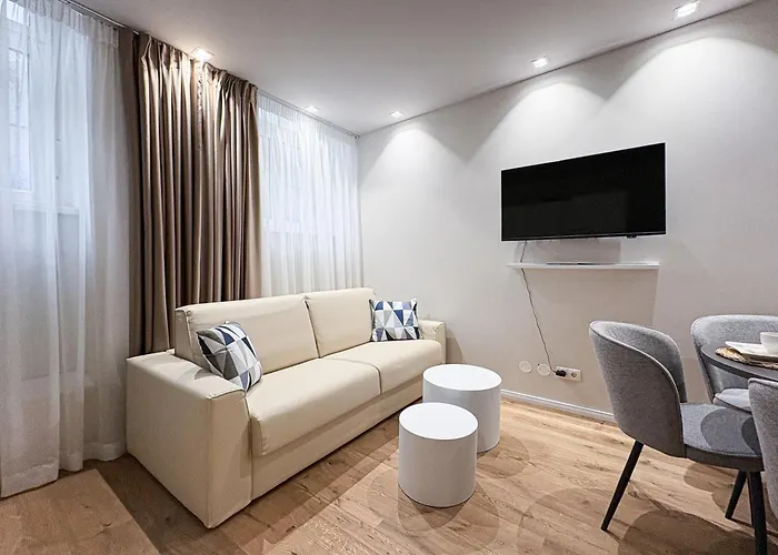1 Bdr - Emerald, Right Near Schoenbrunn Palace Vienna