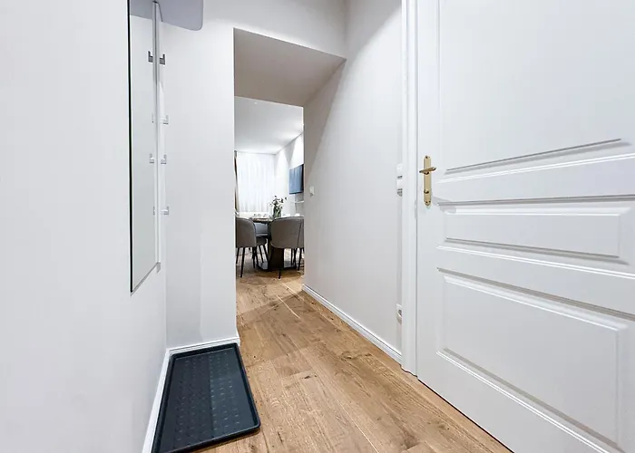 1 Bdr - Emerald, Right Near Schoenbrunn Palace * Vienna