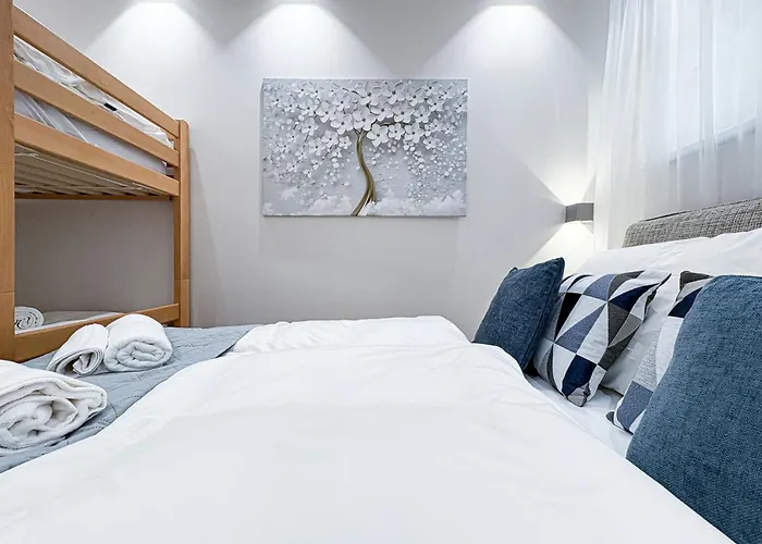 1 Bdr - Emerald, Right Near Schoenbrunn Palace